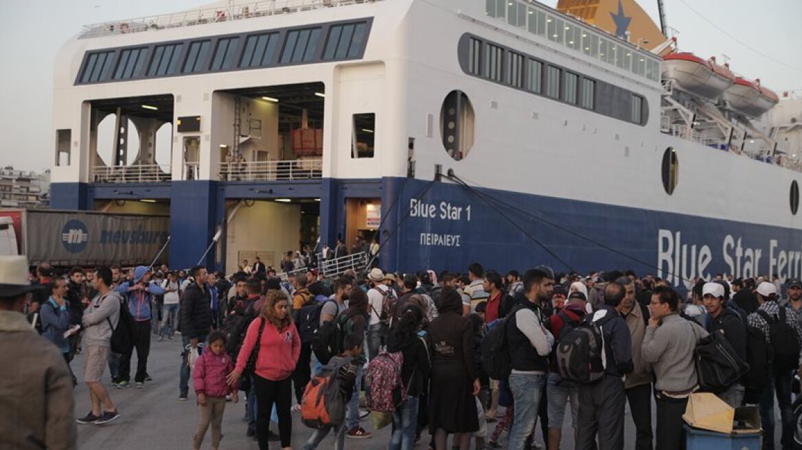 Σχεδόν 2000 πρόσφυγες αποβιβάστηκαν το πρωί στο λιμάνι του Πειραιά 